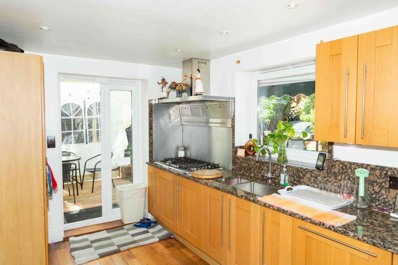 Benjamin Guest House Yiewsley Екстериор снимка