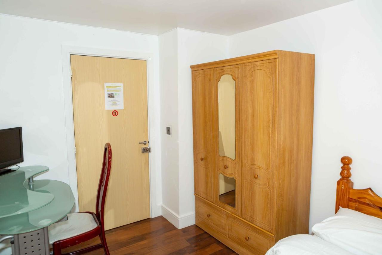 Benjamin Guest House Yiewsley Екстериор снимка