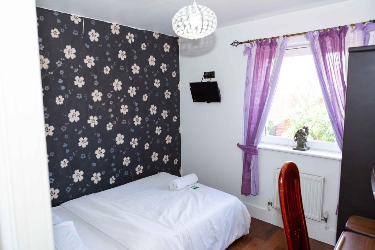 Benjamin Guest House Yiewsley Екстериор снимка