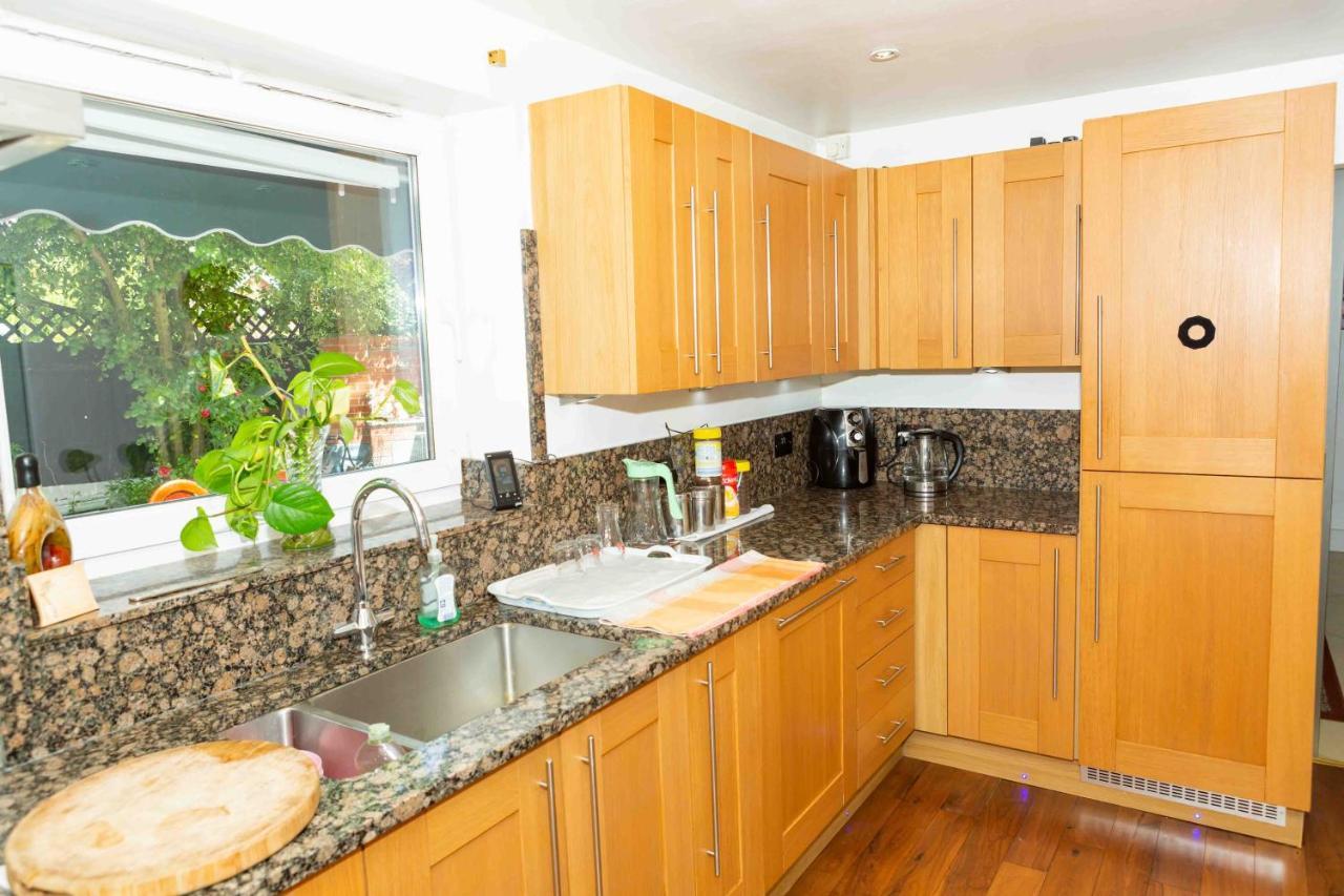 Benjamin Guest House Yiewsley Екстериор снимка